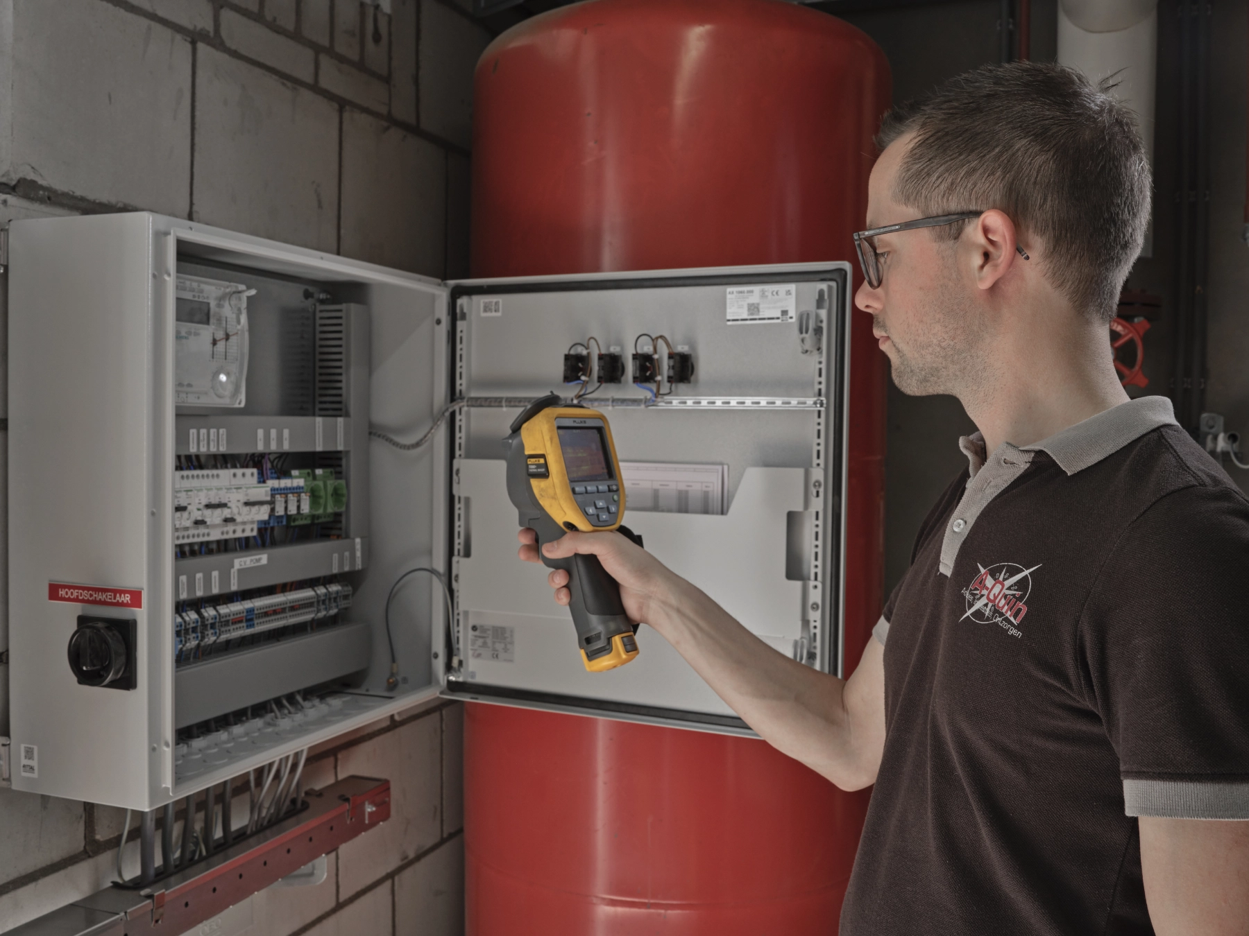 Een gecertificeerde inspecteur controleert een elektrische installatie in een bedrijfsgebouw volgens SCIOS Scope 10 richtlijnen. De keuring helpt brandrisico’s te voorkomen en voldoet aan verzekeringsverplichtingen.