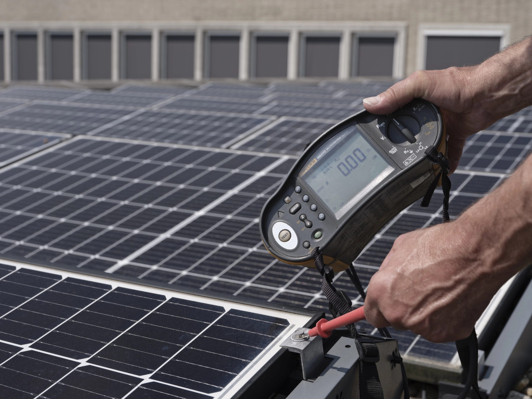 Hoort u bij één van deze categorieën: agrarische sector, grotere PV-installaties, zonneparken, mkb-bedrijven, gehuurde panden? Dan kan het zijn dat u de zonnestroominstallaties moet laten keuren. Ontdek op deze pagina's of het voor uw bedrijf geldt.