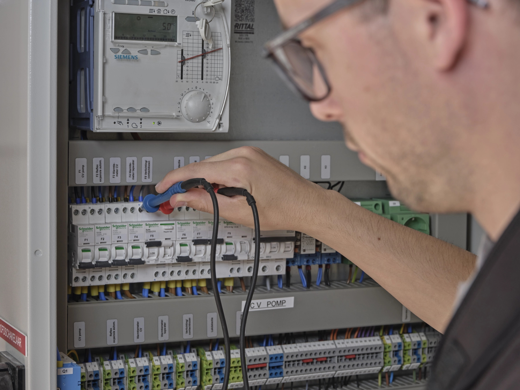 Controle van bekabeling bij Scope 10 elektrische keuring